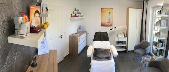 Candia Syring Kosmetik - Microneedling - Mikrodermabrasion - Kosmetikbehandlungen